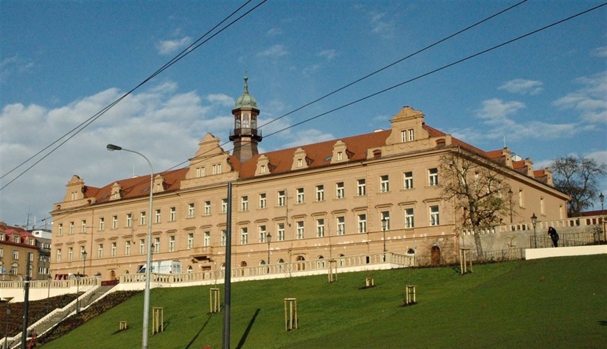 Výzva starosty: pomozte vyzdobit květinami Vršovický zámeček